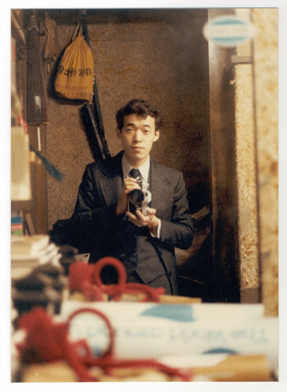 早田カメラの鏡の前で（1969）
